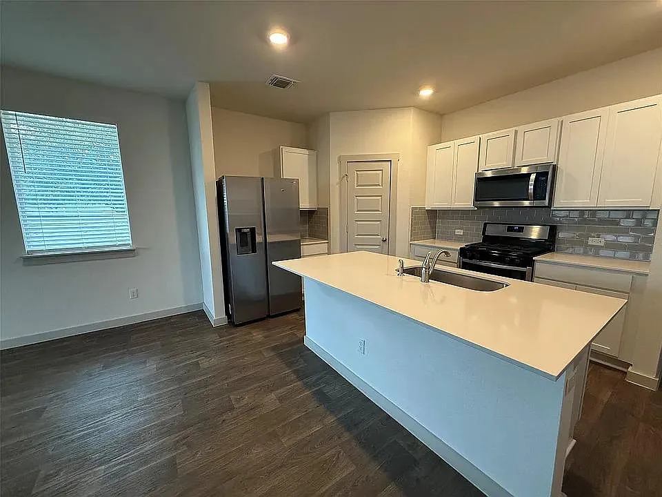 4 bed, 2.0 bath, 1619 sqft, $2,079 — Photo 3