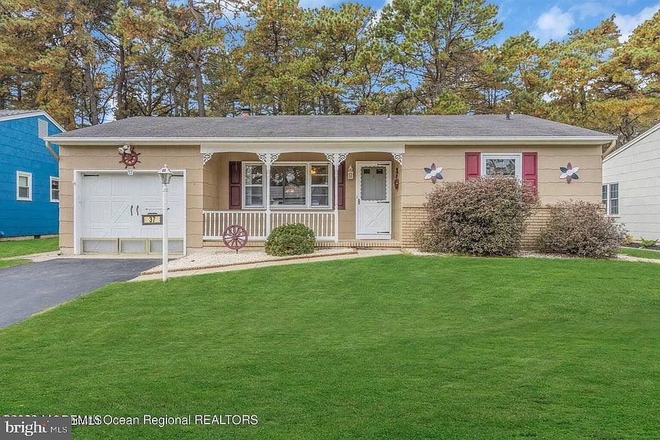 1st image of 37 Zeeland Dr