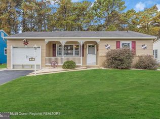 37 Zeeland Dr, Toms River, NJ