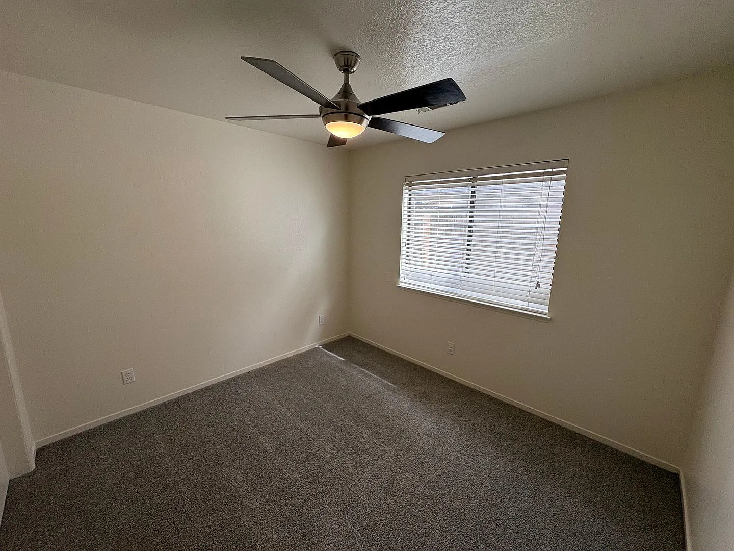 SW Visalia Home In Quite Cul-de-sac Neighborhood Available Now! — Photo 4