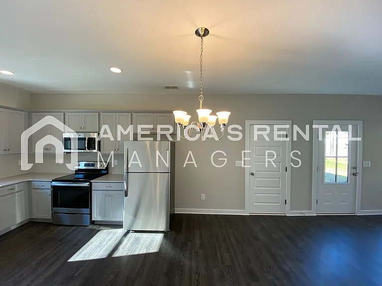 215 White Oak Cir — Photo 7