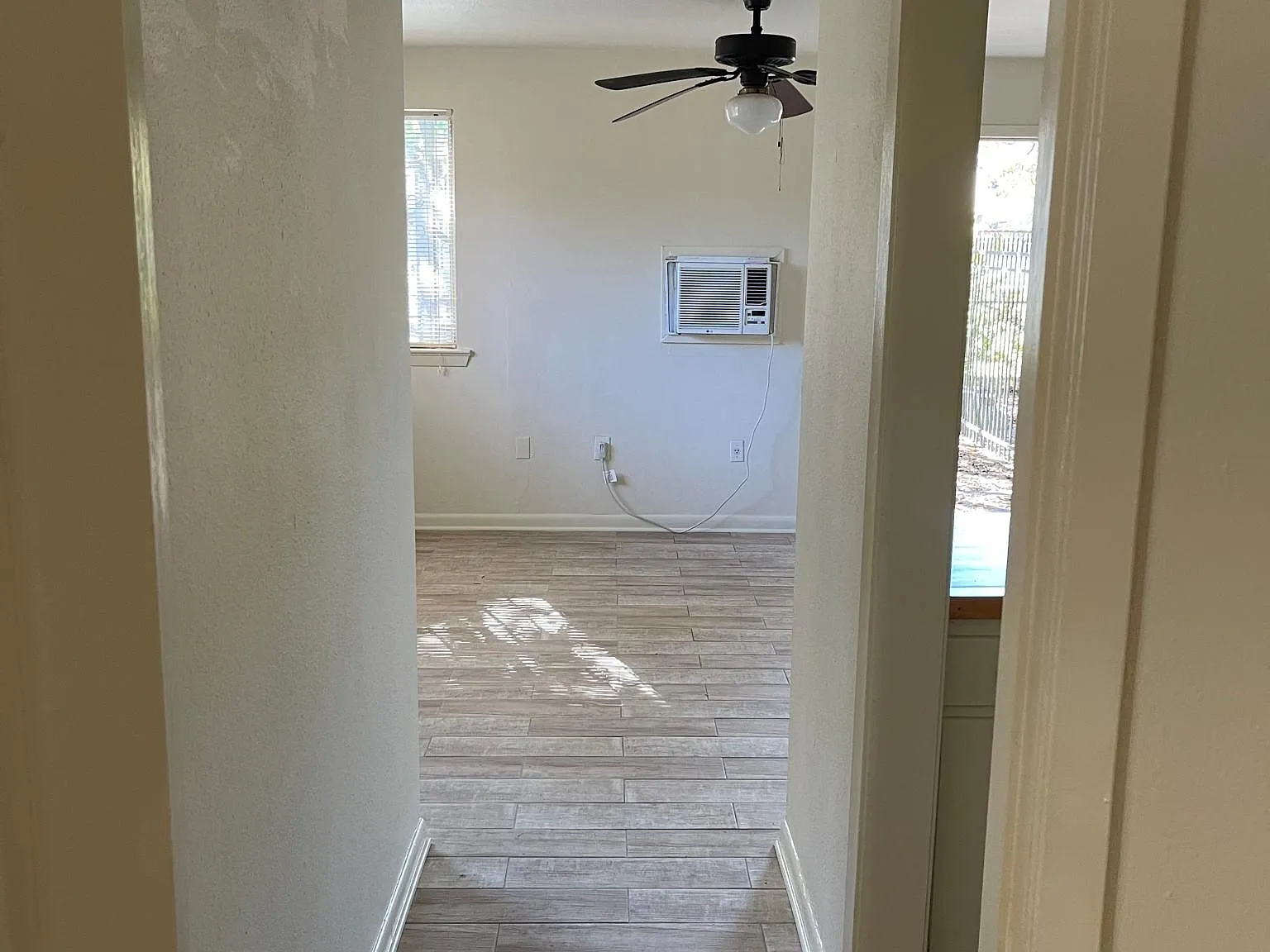 115 S Leo St — Photo 3