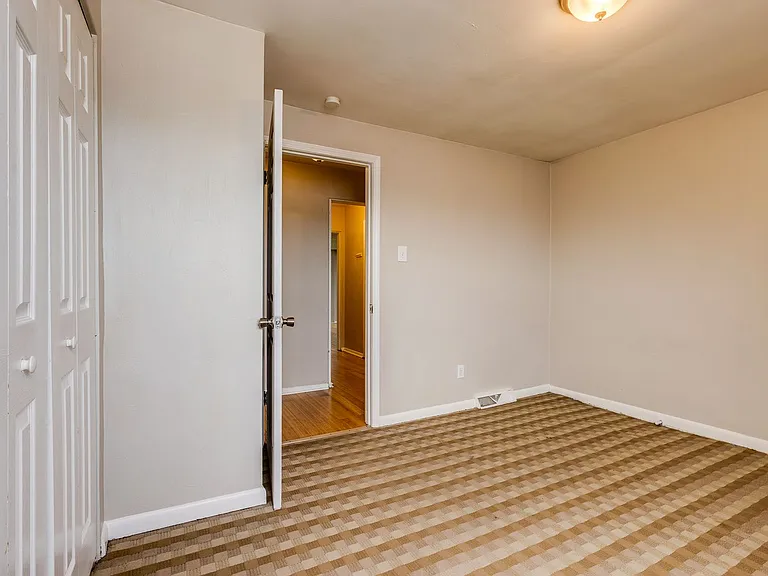 Great building with off street parking, views of the city, laundry on site! — Photo 32