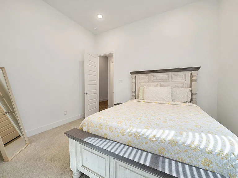 1429 Bluebonnet Ln — Photo 19