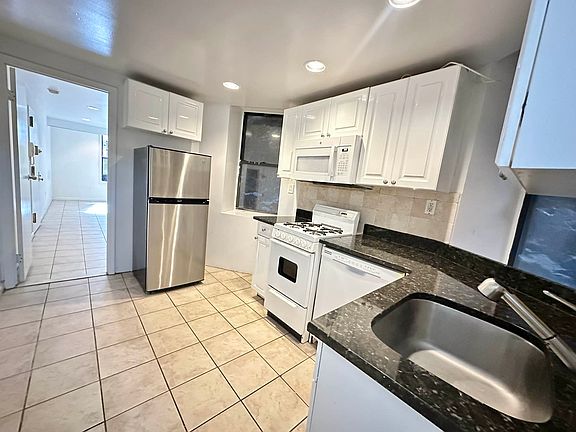 4th image of 421 W 43rd St #Basement