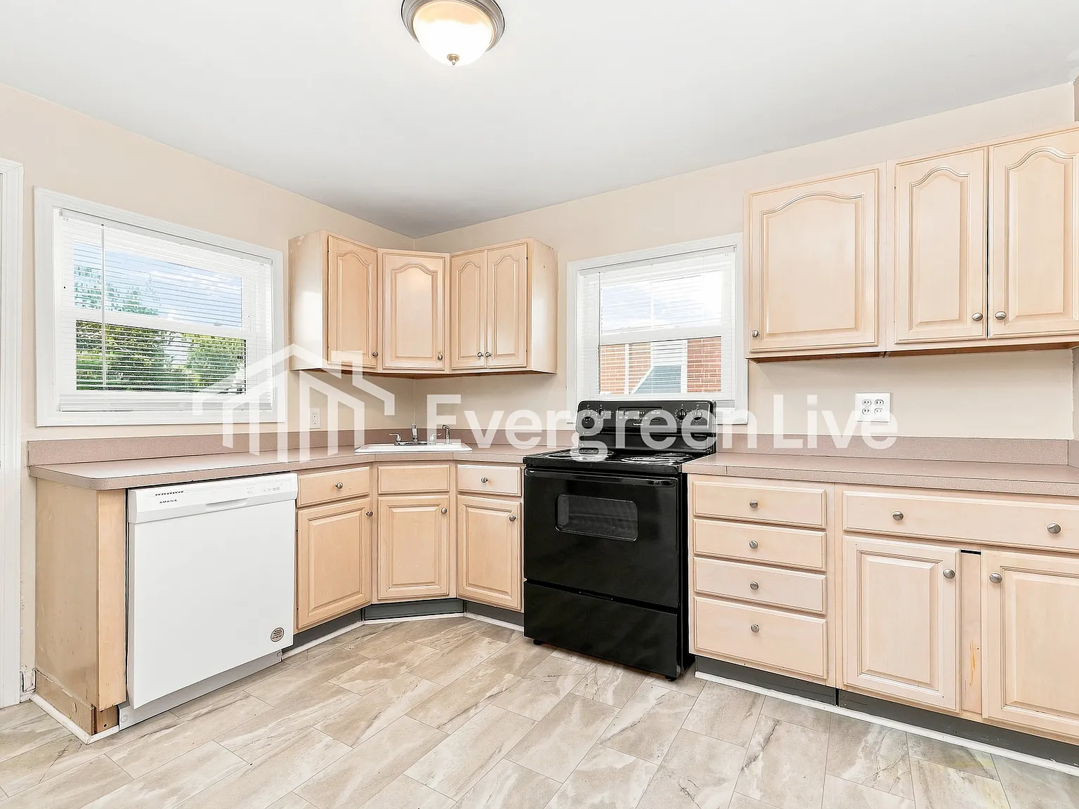 3 bed, 1.0 bath, 1275 sqft, $1,645 — Photo 3