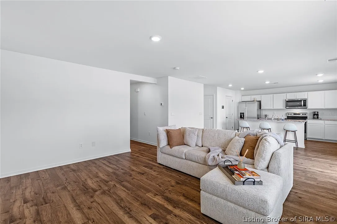 3 bed, 2.5 bath, 1818 sqft, $2,200 — Photo 3