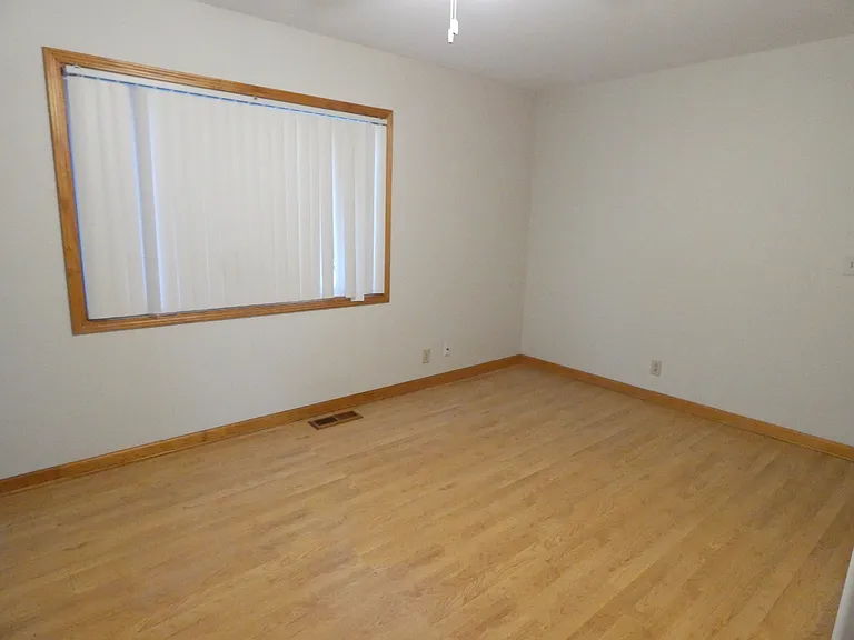 515 Freeman Ave — Photo 8