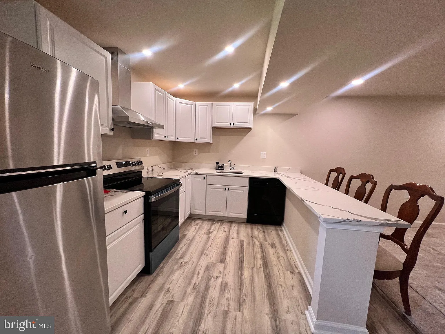 1 bed, 3008 sqft, $1,600 — Photo 3