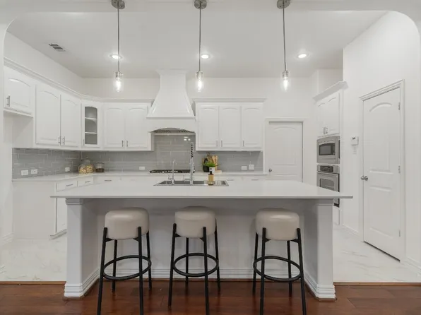 8700 Laurel Canyon Rd, Irving, TX 75063