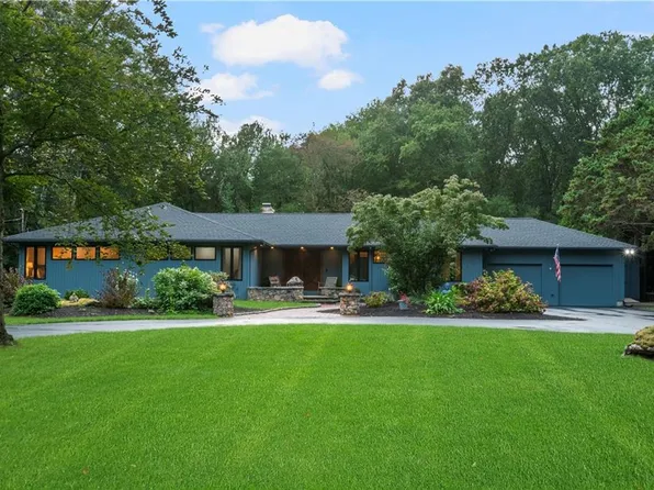 30 Gilbert Stuart Dr, Warwick, RI 02818