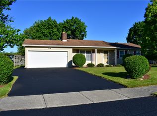 106 Castle Grove Dr, Rochester, NY 14612