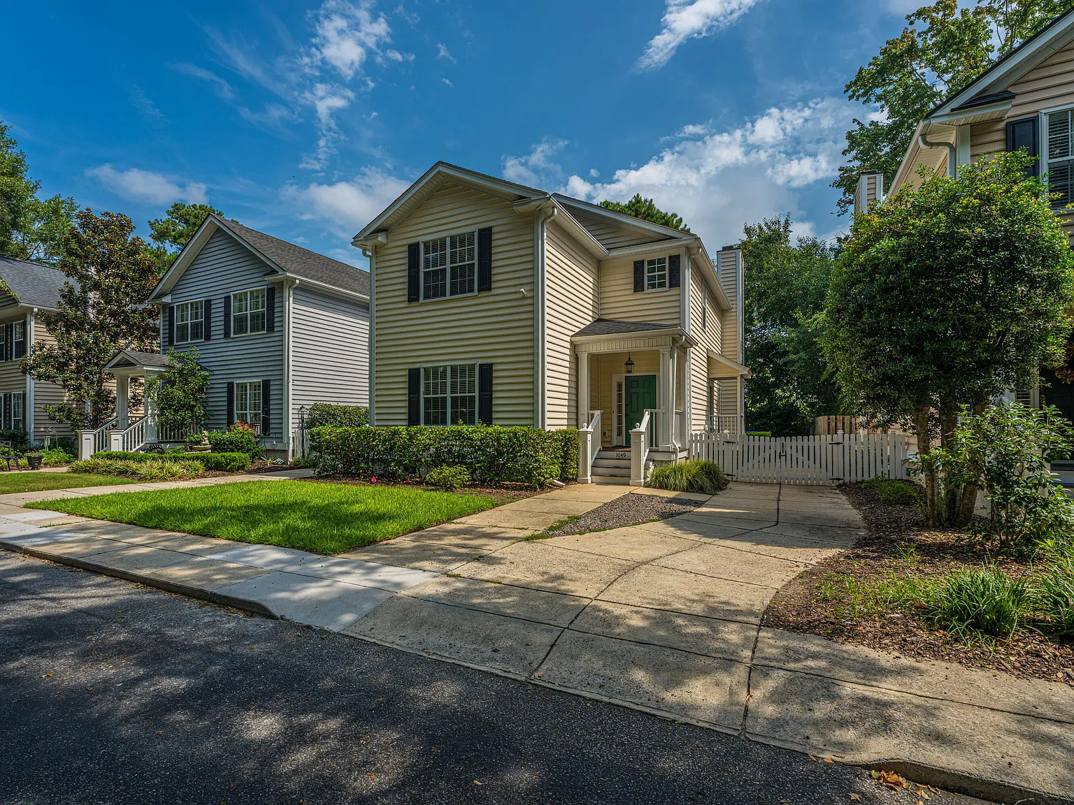 3 bed, 2.5 bath, 2220 sqft, $4,000 — Photo 2