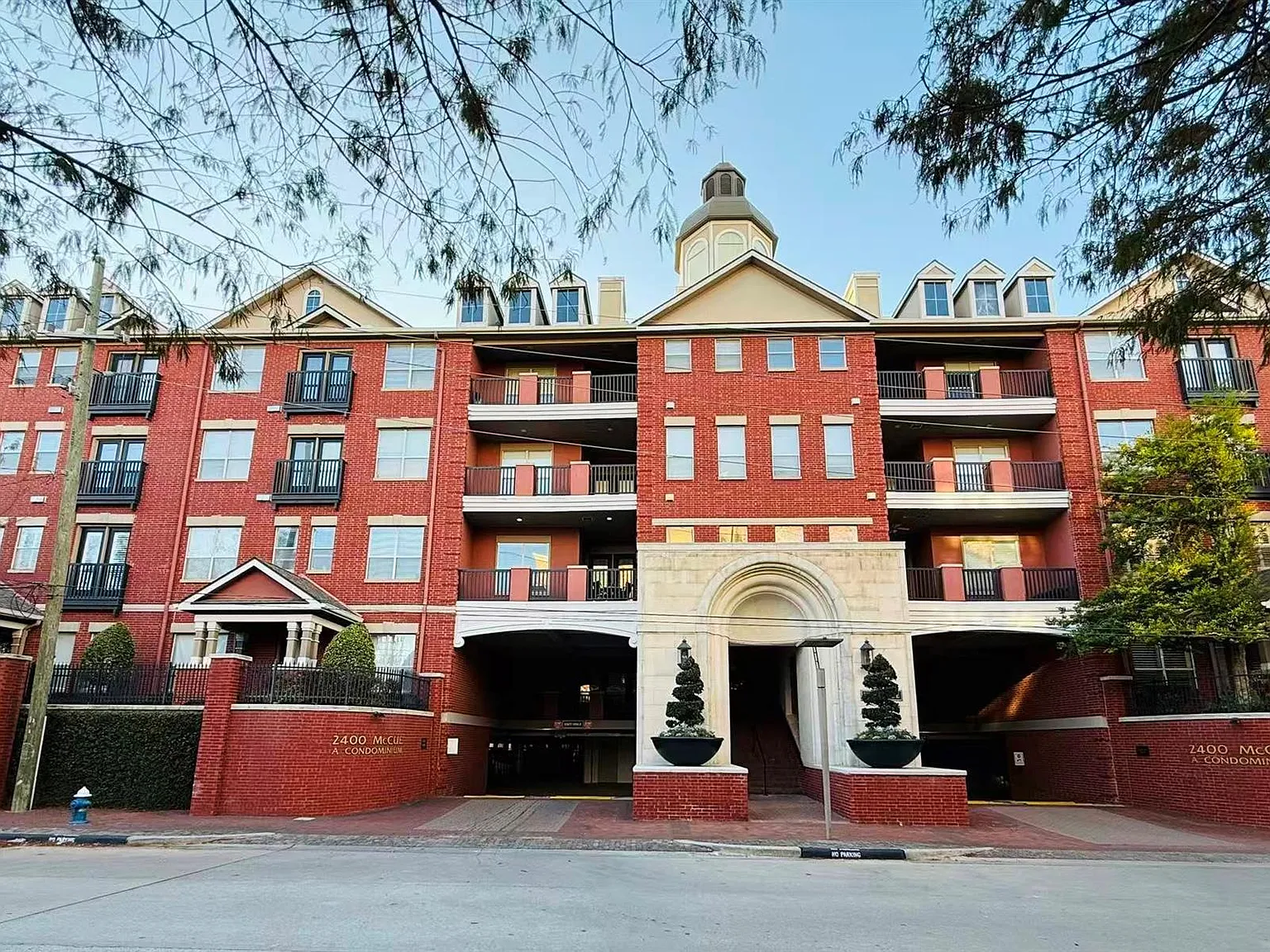 1 bed, 1.0 bath, 940 sqft, $1,995 — Photo 2