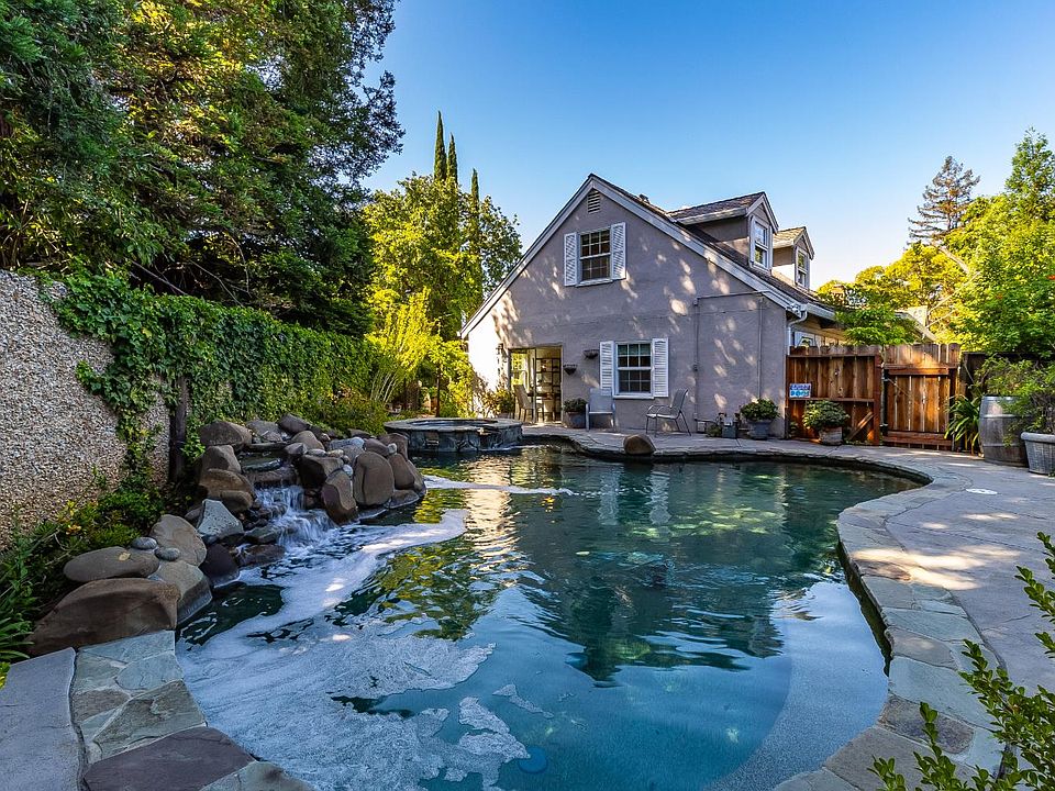 1st image of 1386 Canterbury Dr