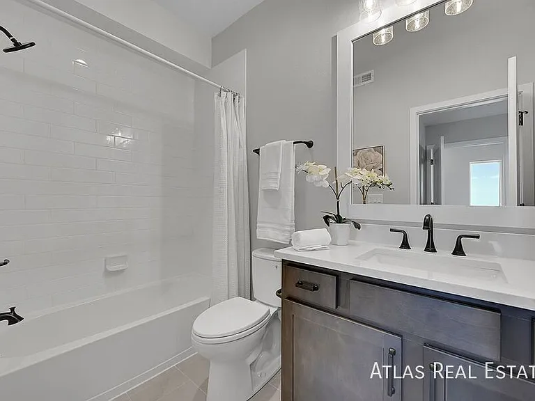 872 Thurston Hts — Photo 11