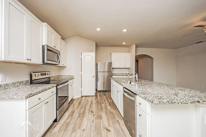 4 bed, 2.0 bath, 2006 sqft, $2,255 — Photo 4