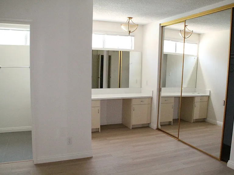4487 Colbath Ave — Photo 8