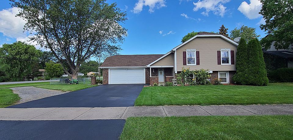 1st image of 10 Buttonwood Dr