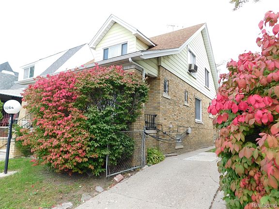 3rd image of 15064 Pinehurst St