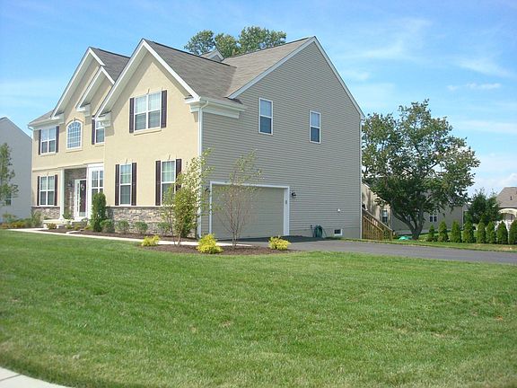 August 2011 - Spacious Front Yard
