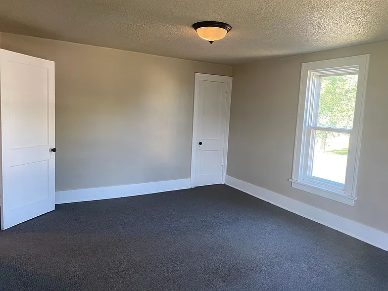 215 7th Ave NE — Photo 12
