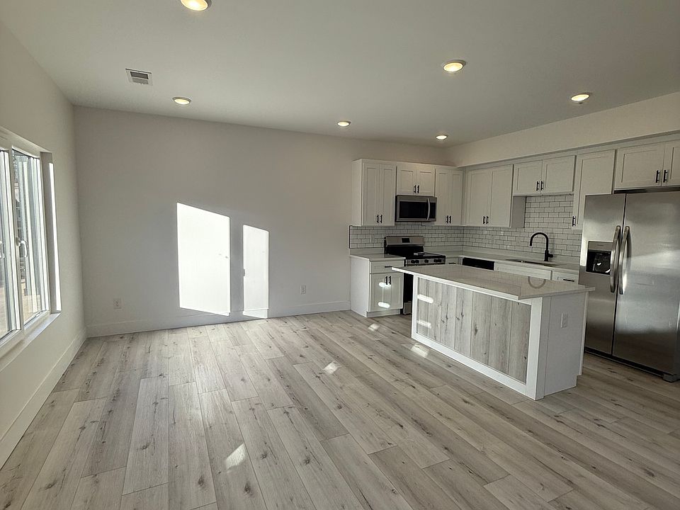 Kitchen/ Dining Area