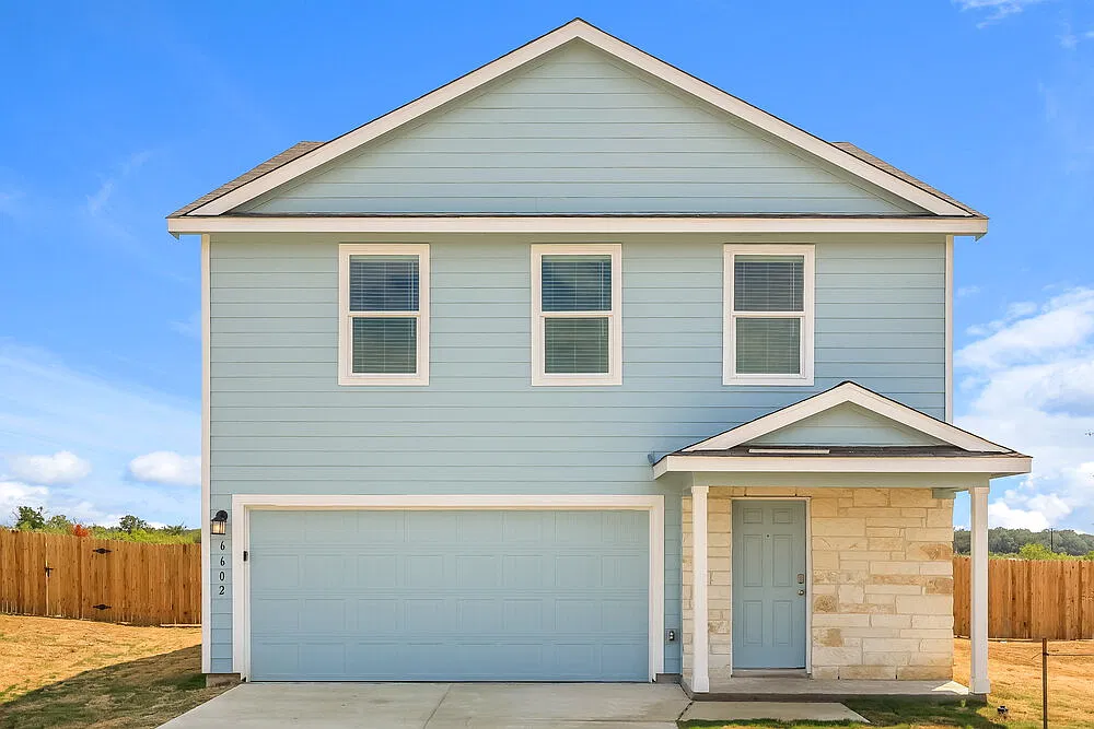 4 bed, 2.5 bath, 1950 sqft, $2,050 — Photo 1