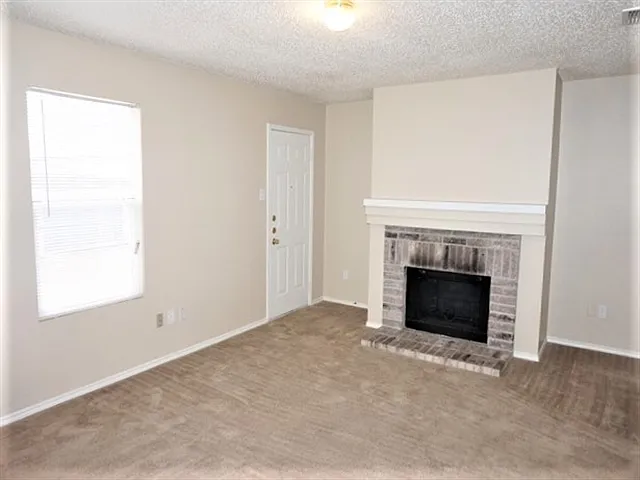 3 bed, 2.0 bath, 1899 sqft, $2,125 — Photo 4
