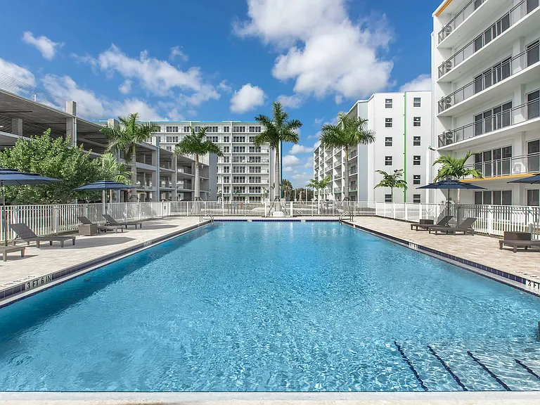 Modern Towers Apartments — Photo 2