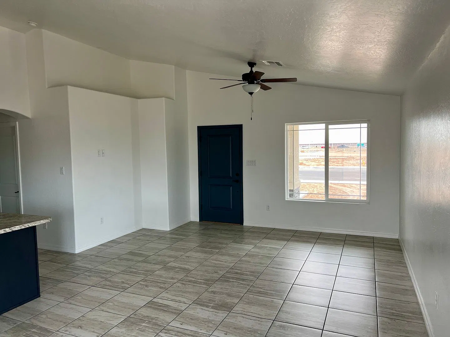 Brand New 3 bedroom home with 2 car garage — Photo 3