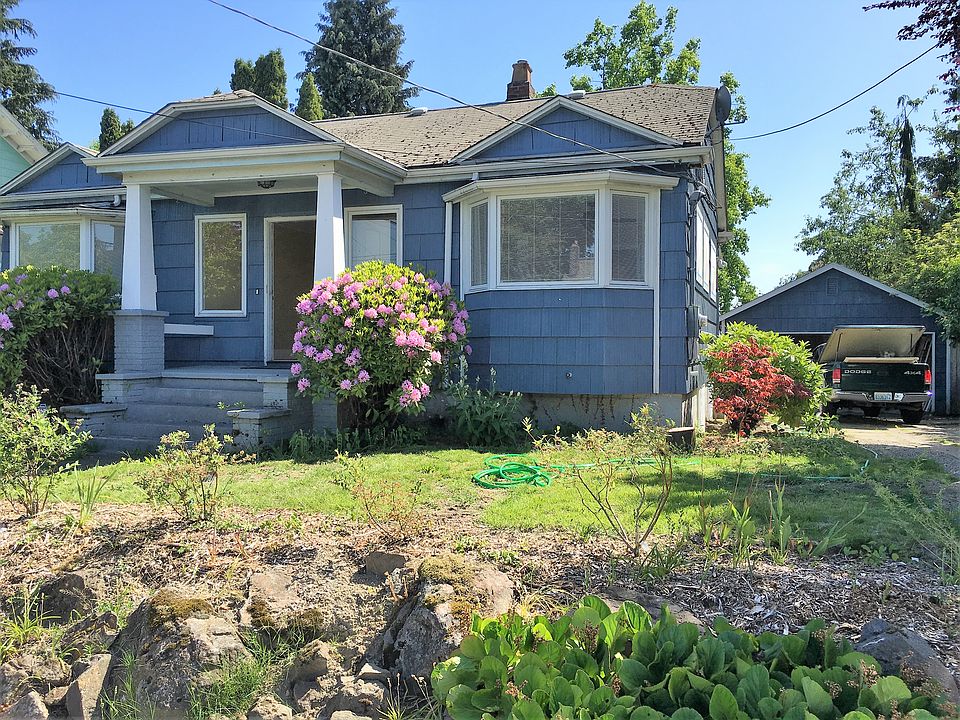 Great front yard & entry