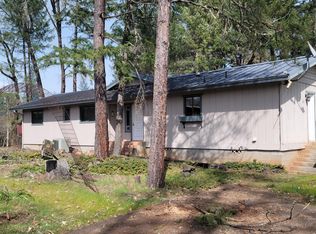 600 Rogue Air Dr, Shady Cove, OR 97539