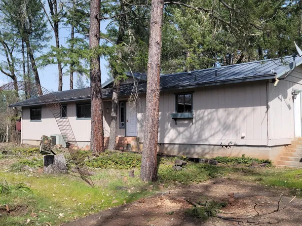 600 Rogue Air Dr, Shady Cove, OR 97539