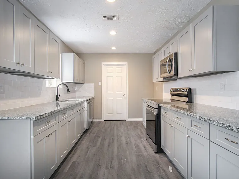 2410 Rolling Glen Dr — Photo 10