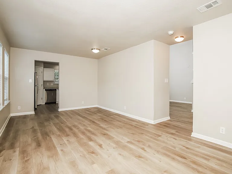 16039 Gino Park — Photo 7