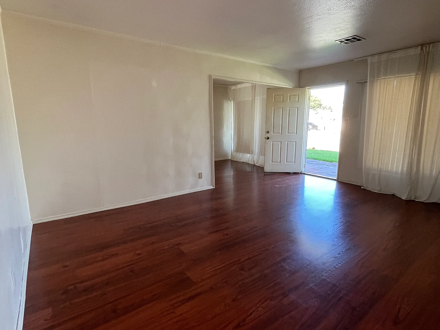 2 bed, 1043 sqft, $3,600 — Photo 2
