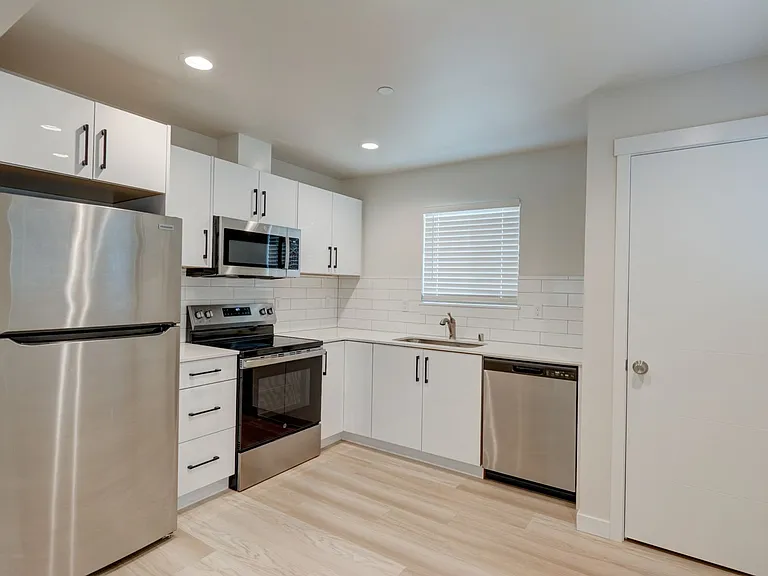 476 SE Barrington Dr #D — Photo 2
