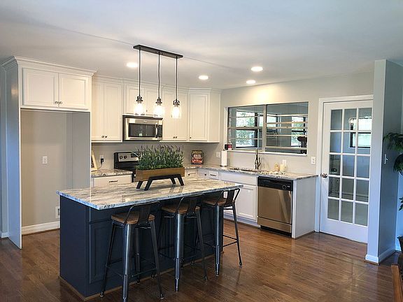 3rd image of 721 Goldenrod Dr