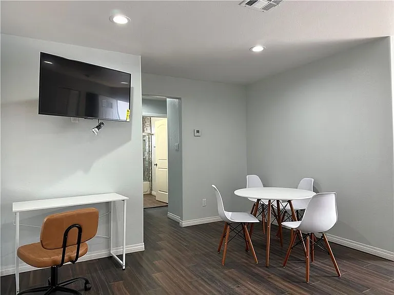 625 N 11th St #C — Photo 5