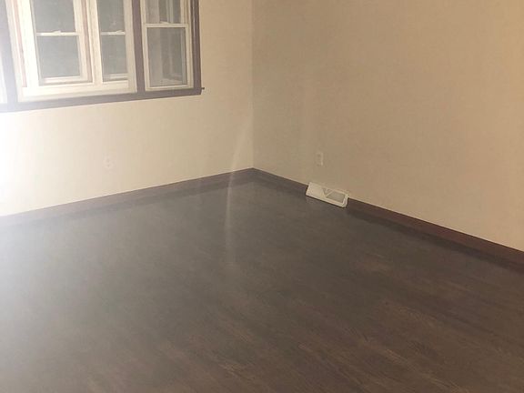 3rd image of 3060 Niagara St