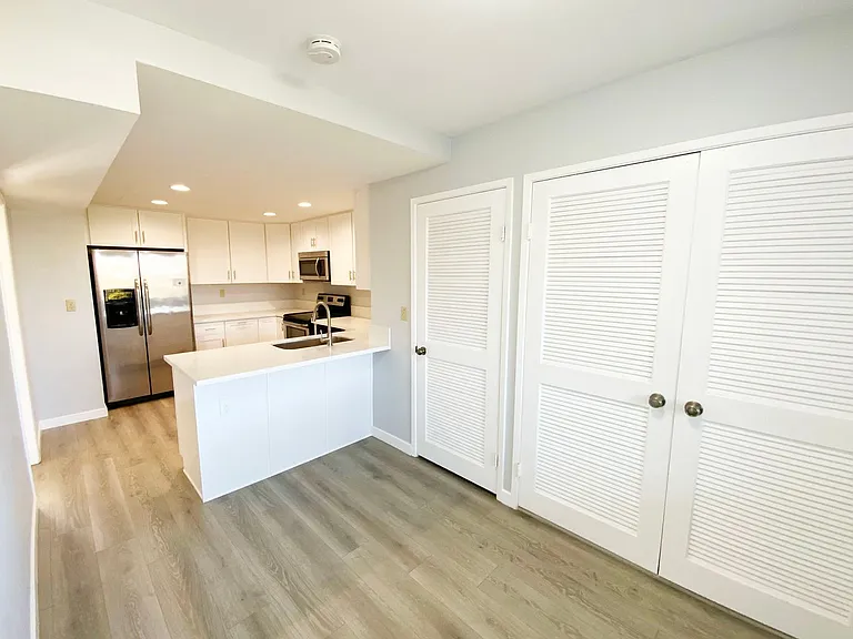 80 Kingston Ct W — Photo 12
