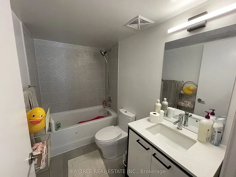 40 Ed Clark Gdns #Townhouse 21 — Photo 13