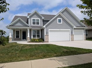 1520 Foxwood Pass, Oconomowoc, WI 53066