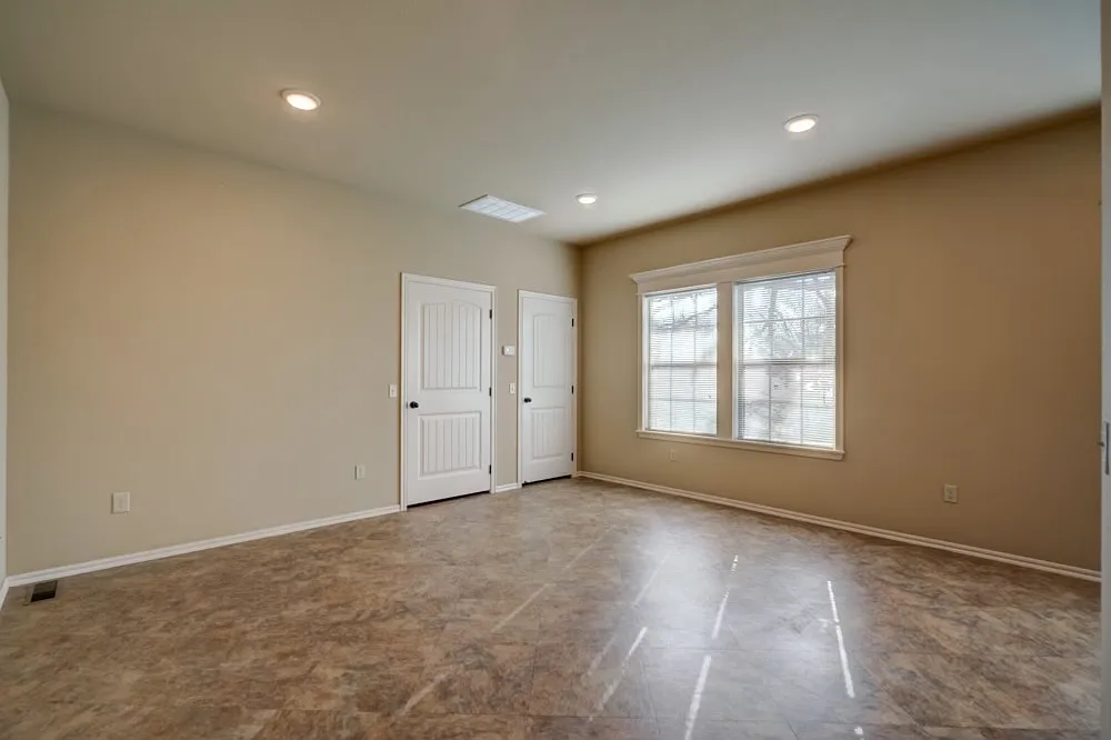 Building Photo - 204 W Stonebrook St #204