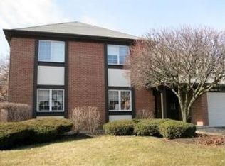 3 Potawatomie Trl, Indian Head Park, IL 60525