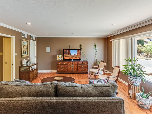 5th image of 301 Crown Point Dr