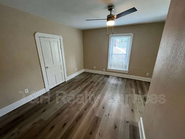 6155 Broadway St — Photo 17
