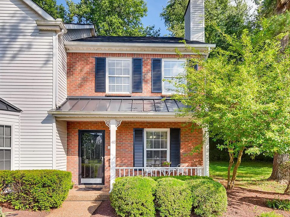 Adorable Townhouse with great Franklin location, covered front porch and fenced-in patio. New roof and HVAC 2017.