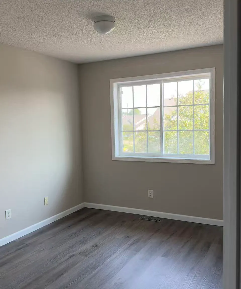 3 bed, 2.5 bath, 1400 sqft, $2,300 — Photo 3